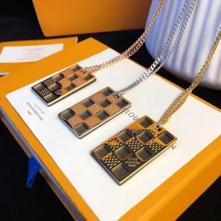 Colar Louis Vuitton Pendente Retangular com Superfície de Padrão em Grade em Ouro Preto