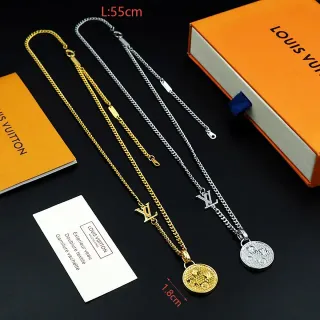 Colar Louis Vuitton Pingente Monograma Corrente Curb Ouro e Prata