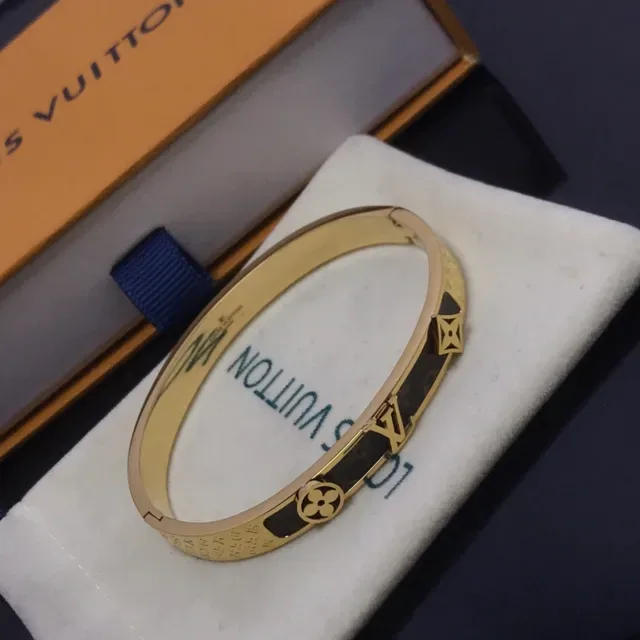 Louis Vuitton Pulseira de Esmalte com Motivo de Monograma em Tom Dourado 2