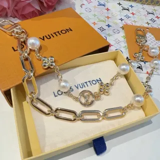 Pulsera Louis Vuitton tono dorado con enlace ovalado de perla y medallón LV
