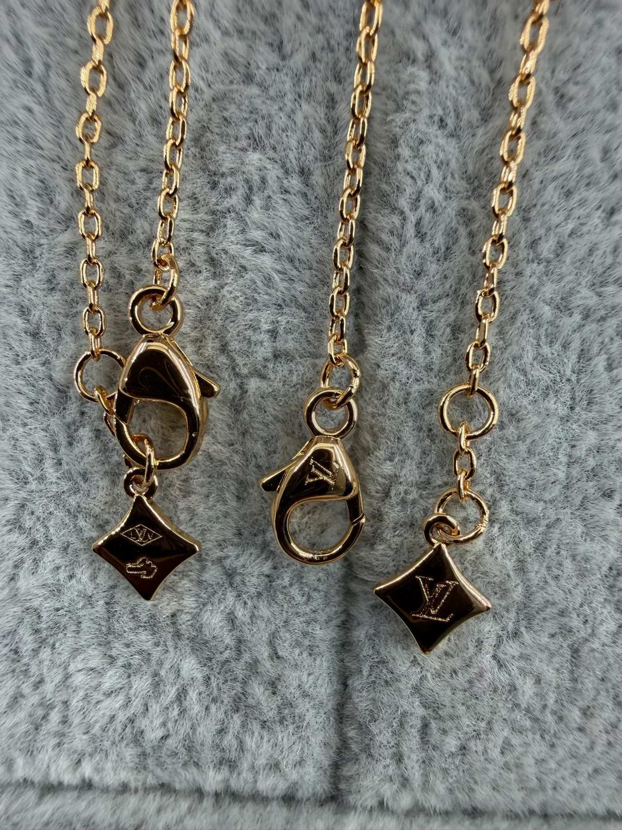 Collar Louis Vuitton Cadena de Oro y Blanco con Diamantes Incrustados en Cuatrohojas 2
