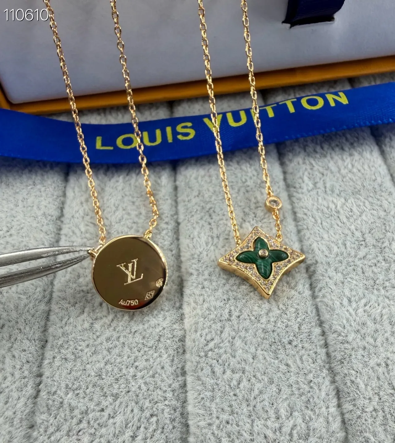 Collar Louis Vuitton Cadena de Oro y Blanco con Diamantes Incrustados en Cuatrohojas 3