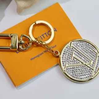 Louis Vuitton سوار معدن أبيض وذهبي مزين بكريستال ومونوجرام