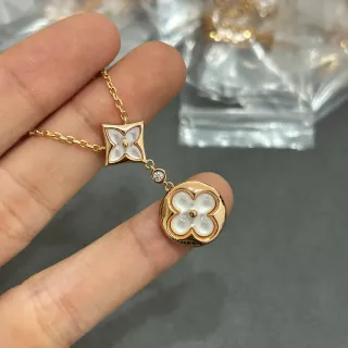 Louis Vuitton Colar Floral de Madreperla Branco e Dourado