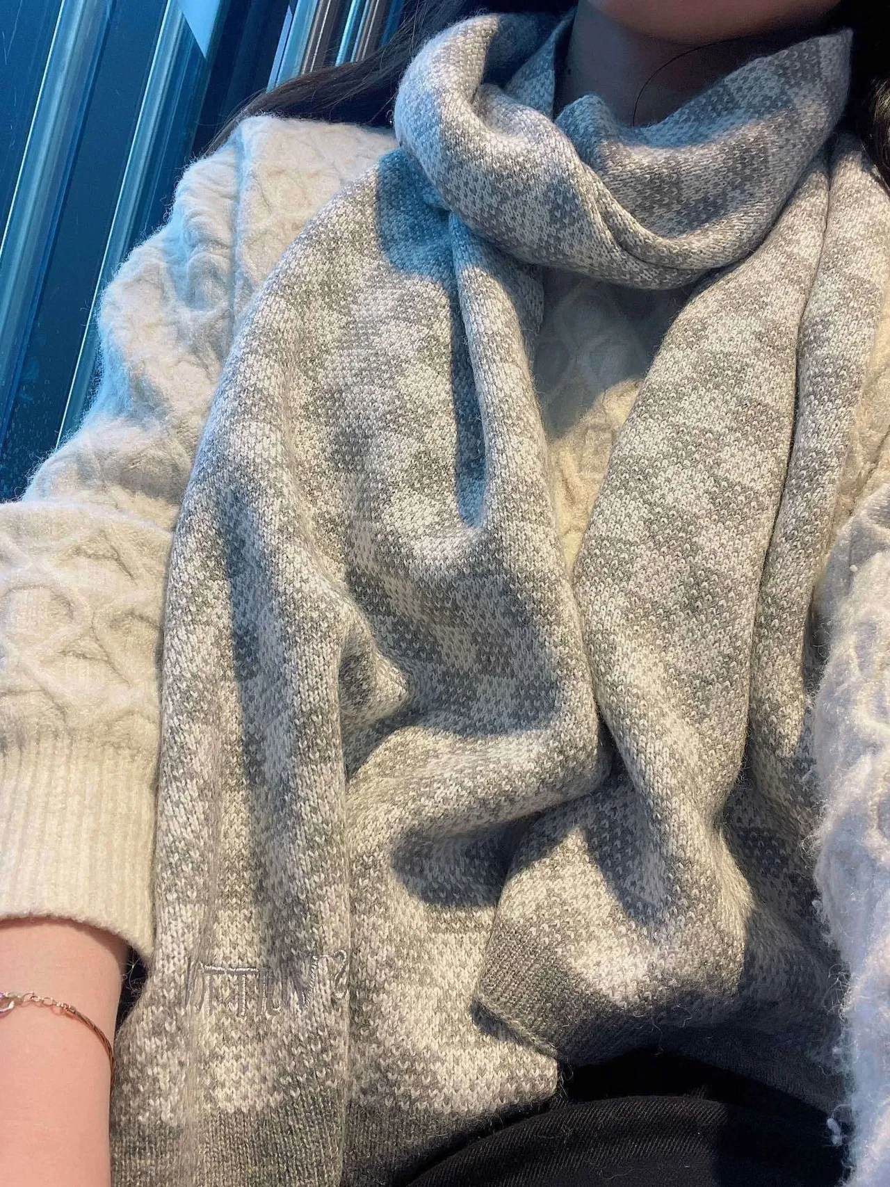 Louis Vuitton शाचिया كشميرية رمادية بنمط هوندستوث محبوكة مطرزة بحروف العلامة التجارية 2