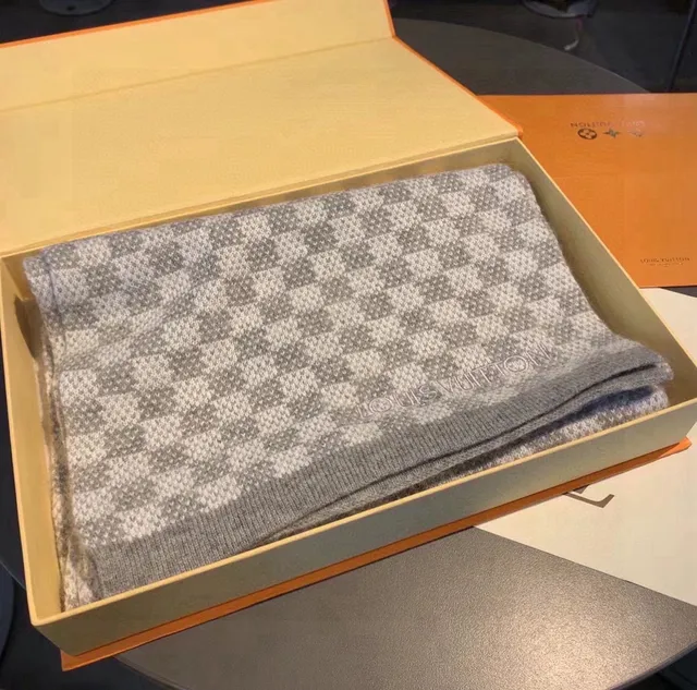 Louis Vuitton शाचिया كشميرية رمادية بنمط هوندستوث محبوكة مطرزة بحروف العلامة التجارية 4