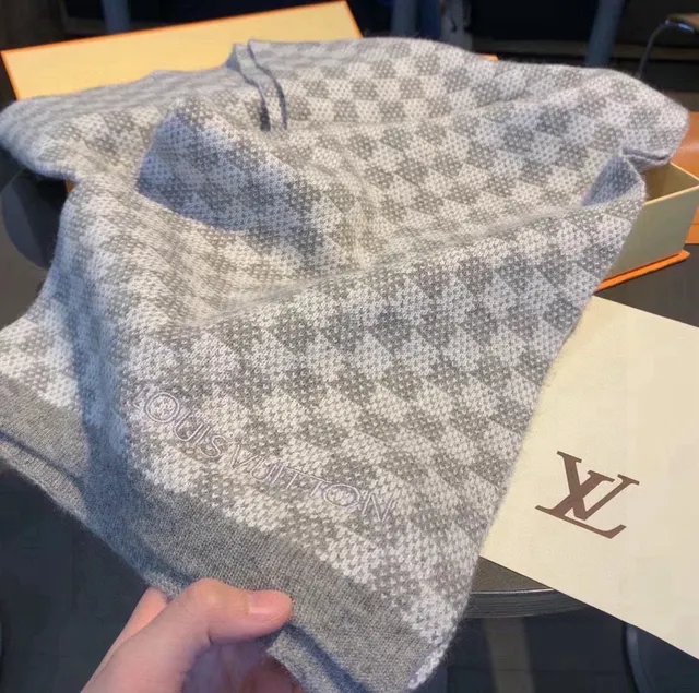 Louis Vuitton शाचिया كشميرية رمادية بنمط هوندستوث محبوكة مطرزة بحروف العلامة التجارية 5