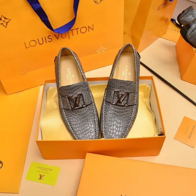 Louis Vuitton Gray Silver Crocodile-Embossed Leather LV Buckle Closure Loafer 7