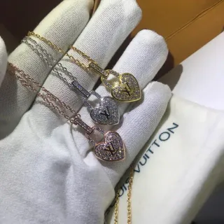 Colar Louis Vuitton Heart Lock Pave Crystal