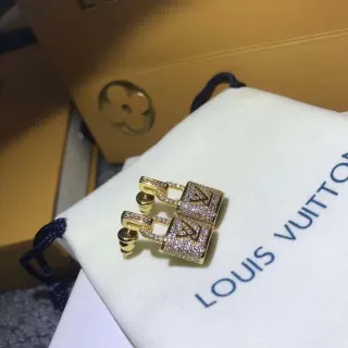 أقراط Louis Vuitton Lock It Pavé-Crystal ذهبي اللون Monogram