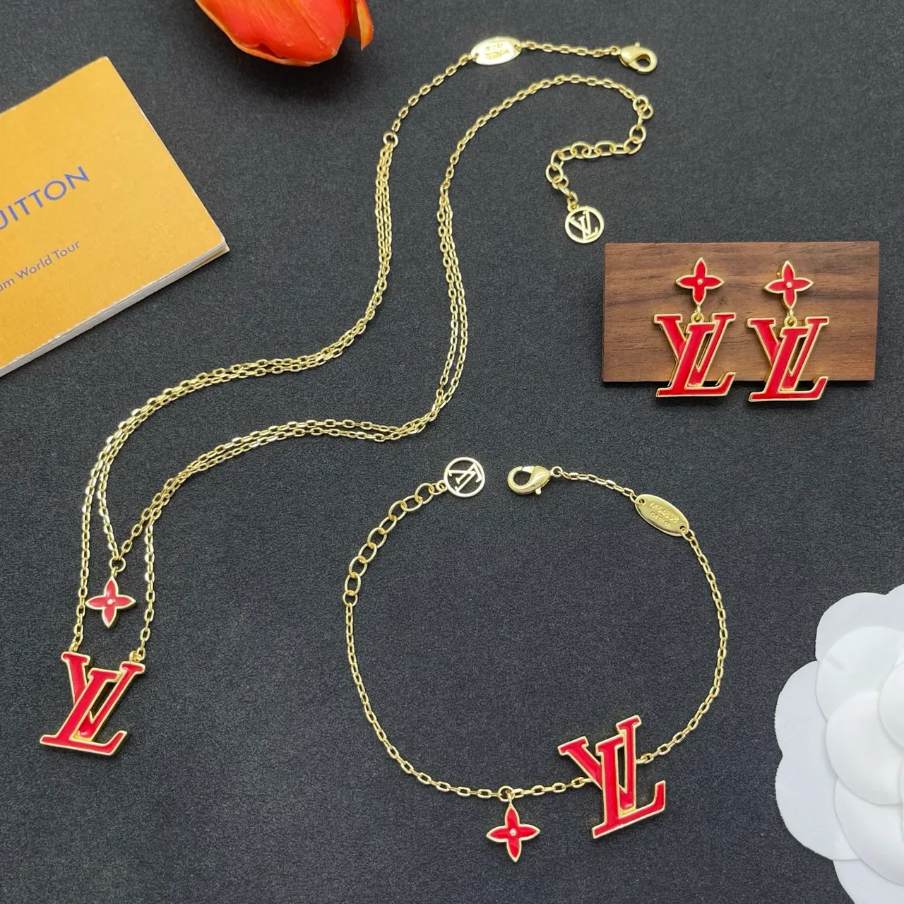 Louis Vuitton LV سوار سلسلة ذهبي رابط أحمر مينا شعار معلق سوار 2