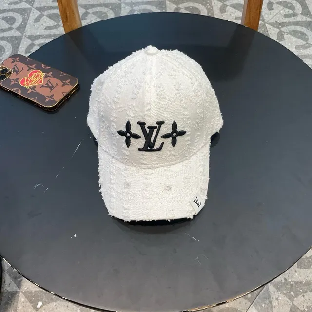 Louis Vuitton LV Flor Desgastada Blanca Gorra de Béisbol 2