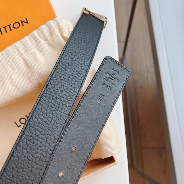Louis Vuitton LV Initiales काली पेबल्ड चमड़ा की बेल्ट 4