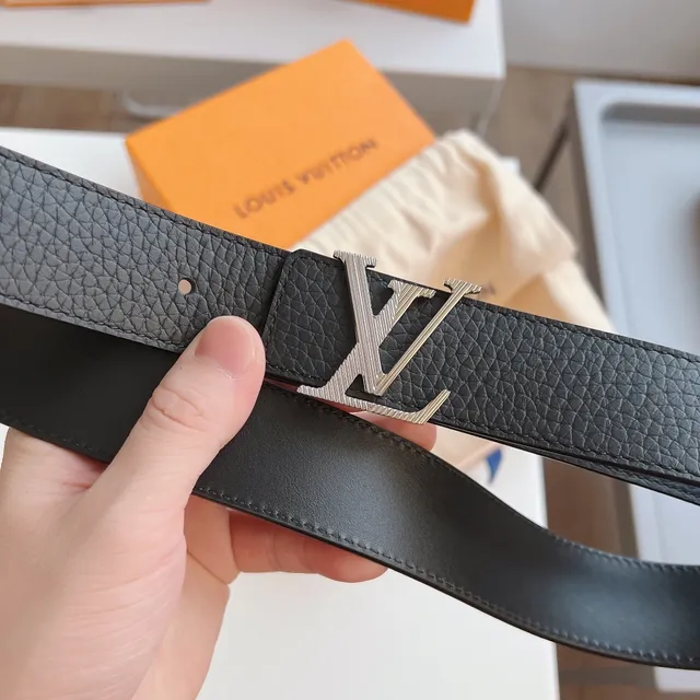 Louis Vuitton LV Initiales काली पेबल्ड चमड़ा की बेल्ट 8
