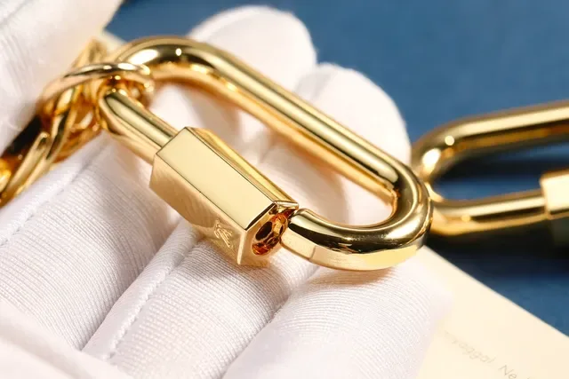 Louis Vuitton LV Logo Rojo Marino Esmaltado Relleno Monogram Gold-Tone Metal Pulsera 4