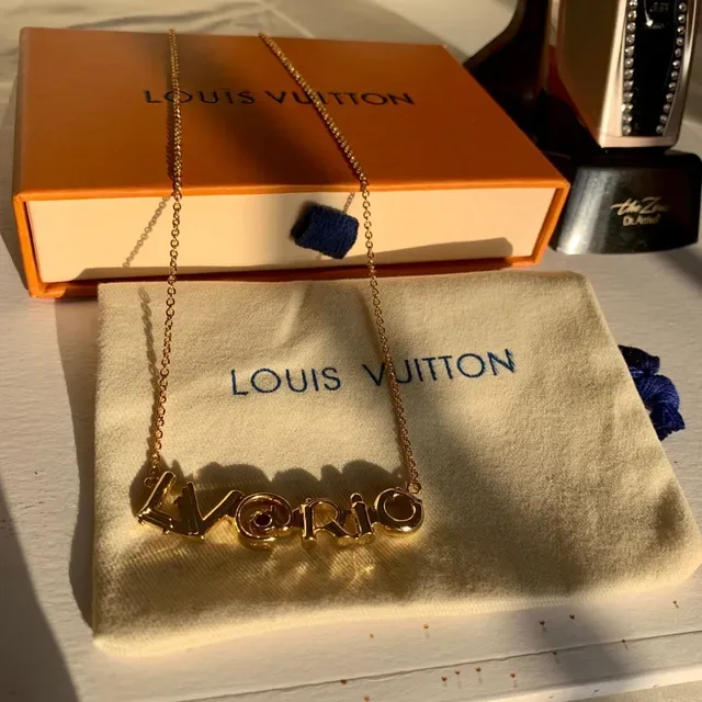 Louis Vuitton LV@Rio Colar com pingente de letra tom dourado 3
