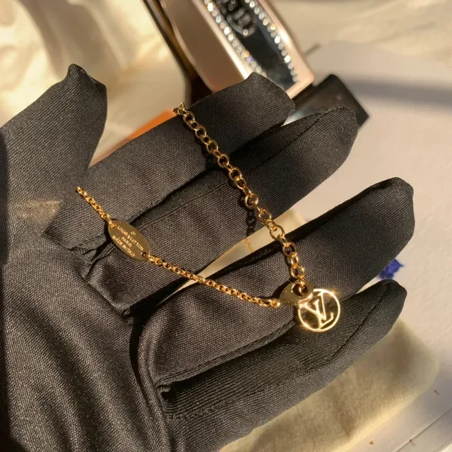 Louis Vuitton LV@Rio Colar com pingente de letra tom dourado 5