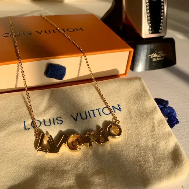Louis Vuitton LV@Rio Colar com pingente de letra tom dourado 9