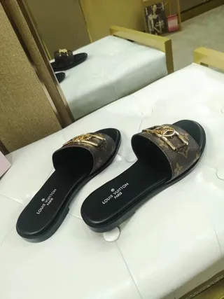 Louis Vuitton LV Slide Monogram Canvas Boucle Dorée Chaussons 3