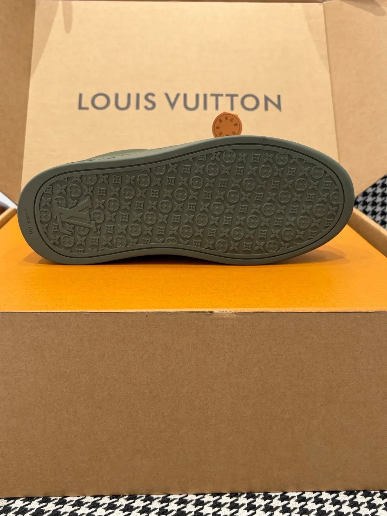 Louis Vuitton LV Trainer Verde Militar Bege Couro Superior Embossed Monogram Midsole Tênis Lifestyle 2