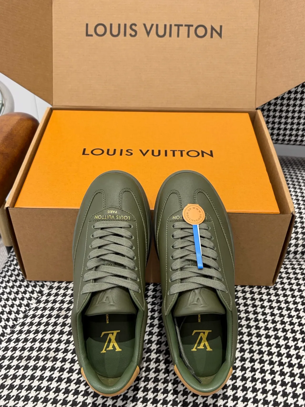 Louis Vuitton LV Trainer Verde Militar Bege Couro Superior Embossed Monogram Midsole Tênis Lifestyle 3
