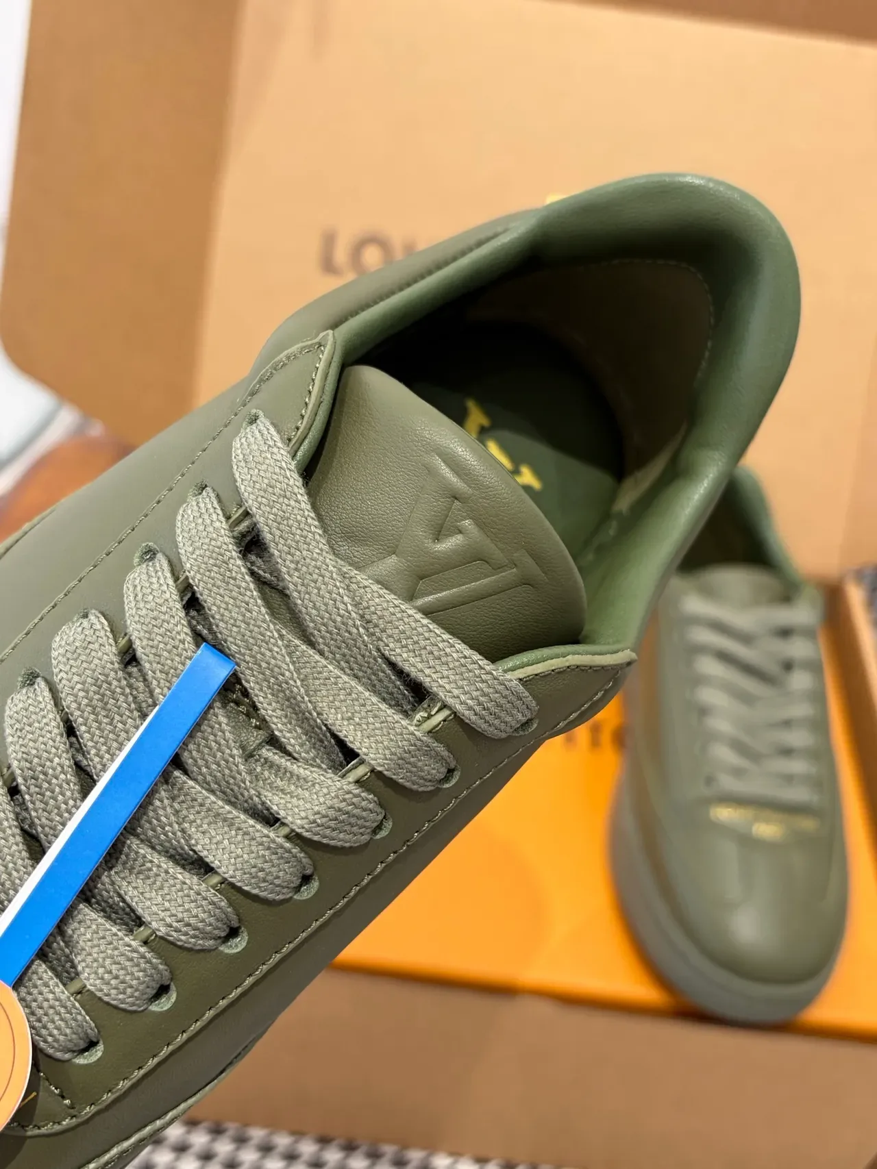 Louis Vuitton LV Trainer Verde Militar Bege Couro Superior Embossed Monogram Midsole Tênis Lifestyle 4