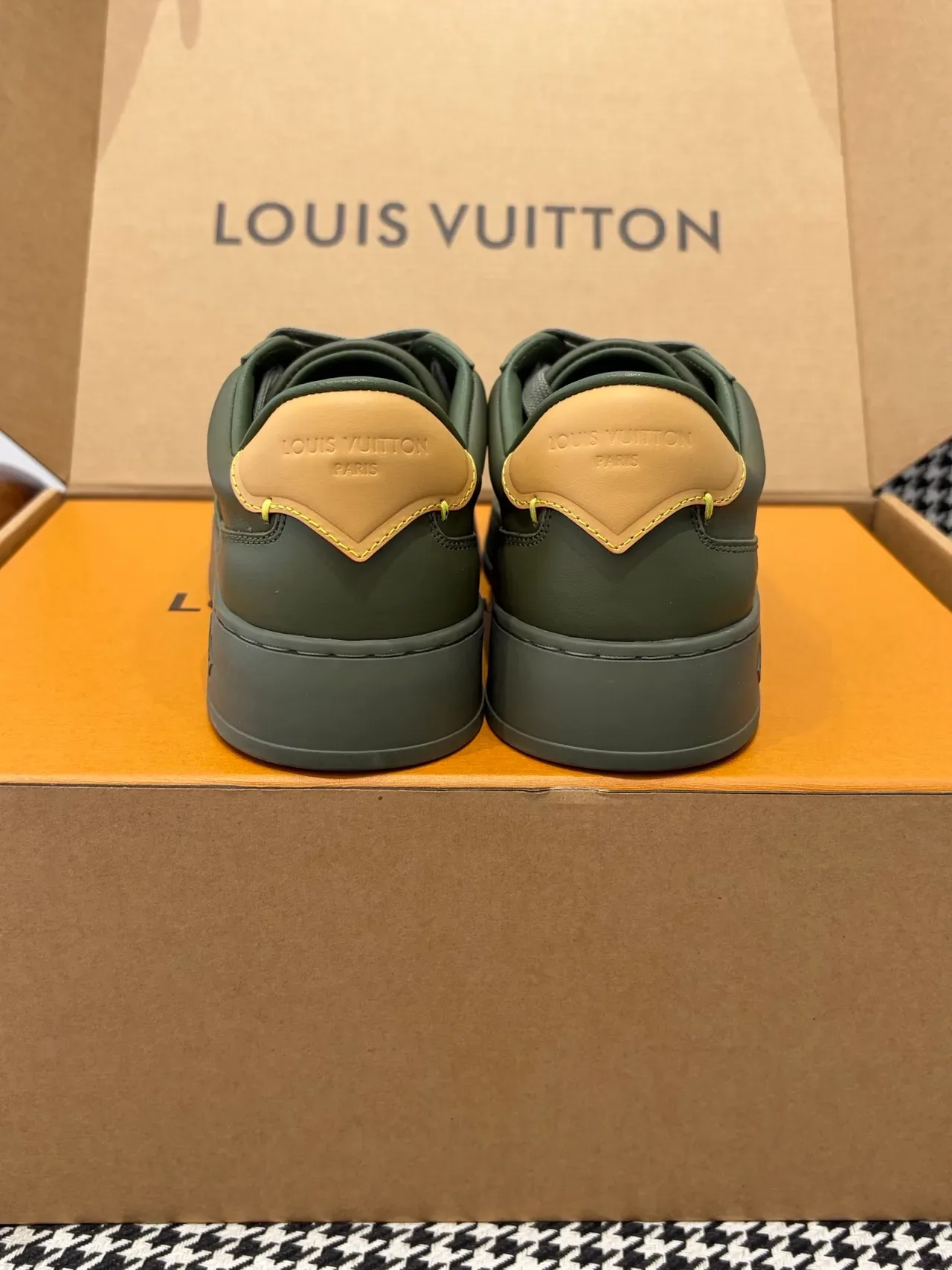 Louis Vuitton LV Trainer Verde Militar Bege Couro Superior Embossed Monogram Midsole Tênis Lifestyle 5