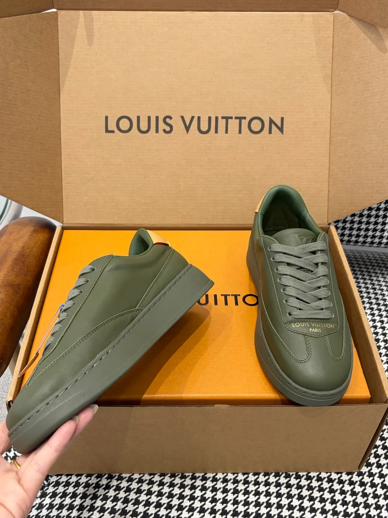 Louis Vuitton LV Trainer Verde Militar Bege Couro Superior Embossed Monogram Midsole Tênis Lifestyle 6