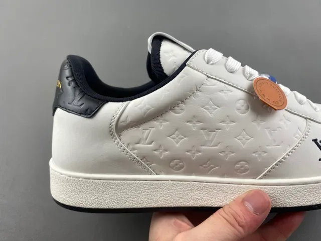 Louis Vuitton LV Trainer Beige Negro Monograma Embossado Cuero Low-Top Cordones Lifestyle Sneakers 3