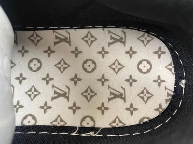 Louis Vuitton LV Trainer Beige Negro Monograma Embossado Cuero Low-Top Cordones Lifestyle Sneakers 8