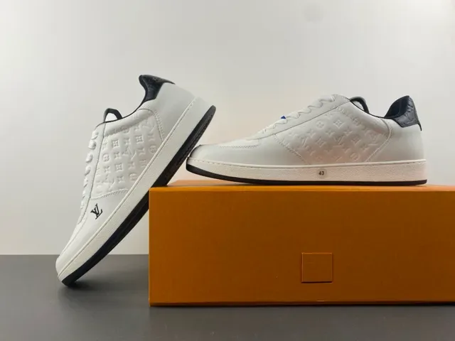 Louis Vuitton LV Trainer Beige Negro Monograma Embossado Cuero Low-Top Cordones Lifestyle Sneakers 14