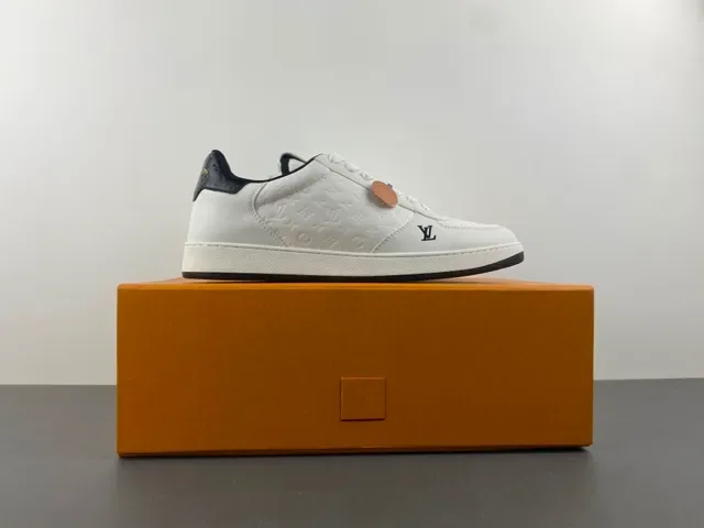 Louis Vuitton LV Trainer Beige Negro Monograma Embossado Cuero Low-Top Cordones Lifestyle Sneakers 15