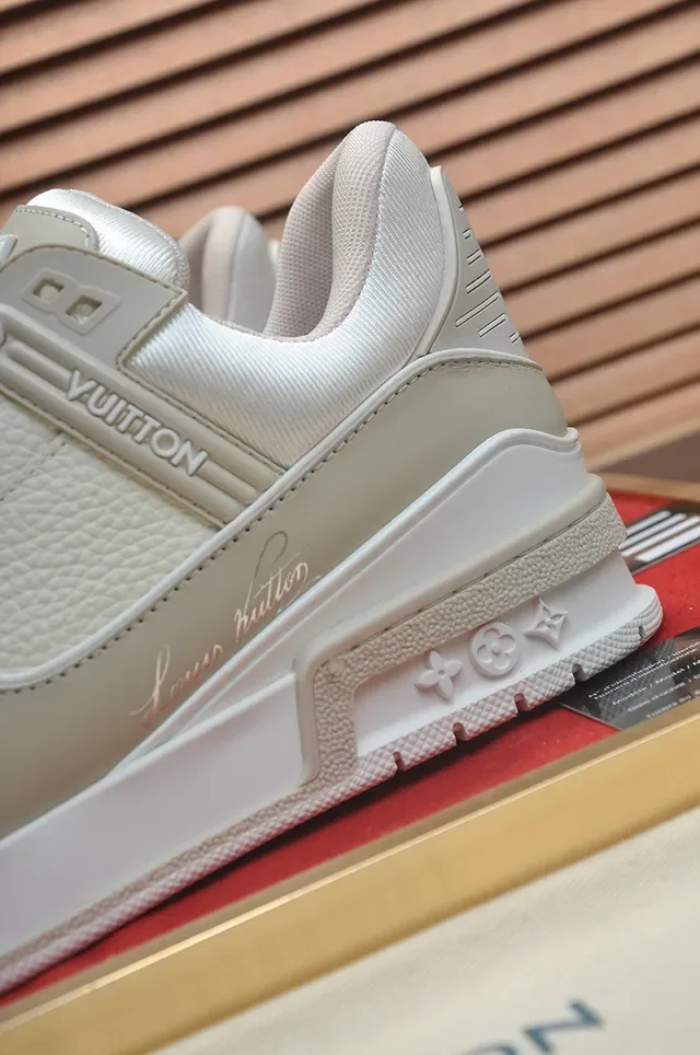 Louis Vuitton LV Trainer Beige White Haut en cuir et maille en couches Semelle sculptée Sneakers lifestyle 2