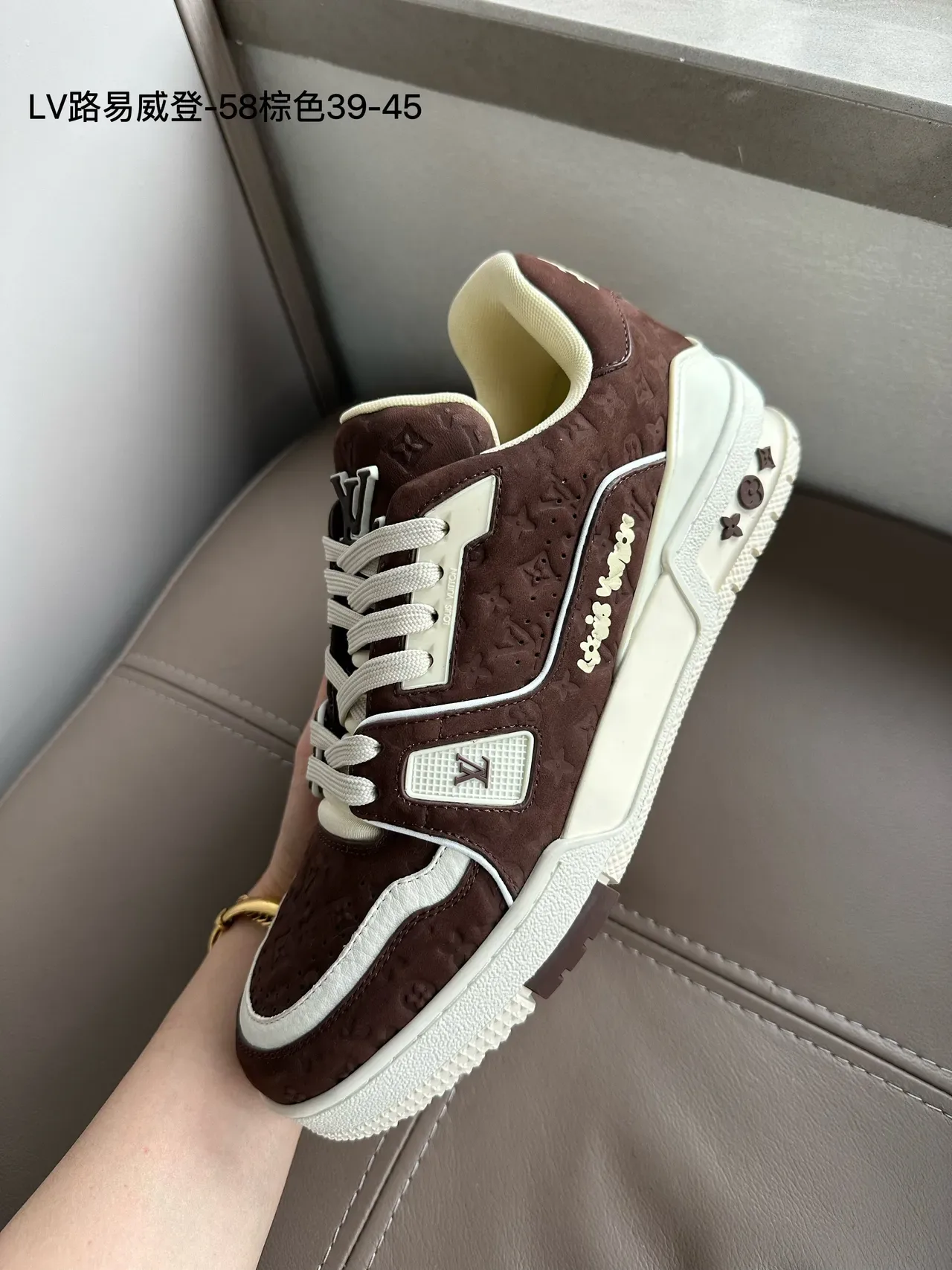 লুইস ভিটন LV Trainer বেইজ সাদা টেক্সটাইল আপার মনোগ্রাম্ড ওভারলে লাইফস্টাইল স্নিকার্স 9