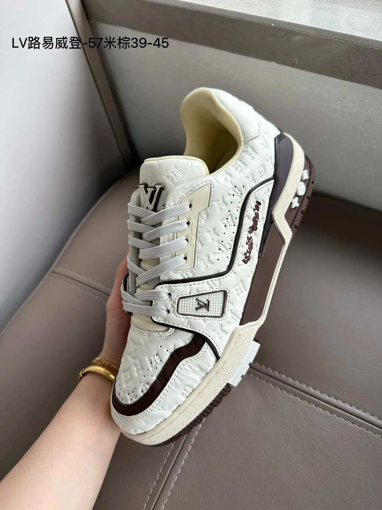 লুইস ভিটন LV Trainer বেইজ সাদা টেক্সটাইল আপার মনোগ্রাম্ড ওভারলে লাইফস্টাইল স্নিকার্স 10
