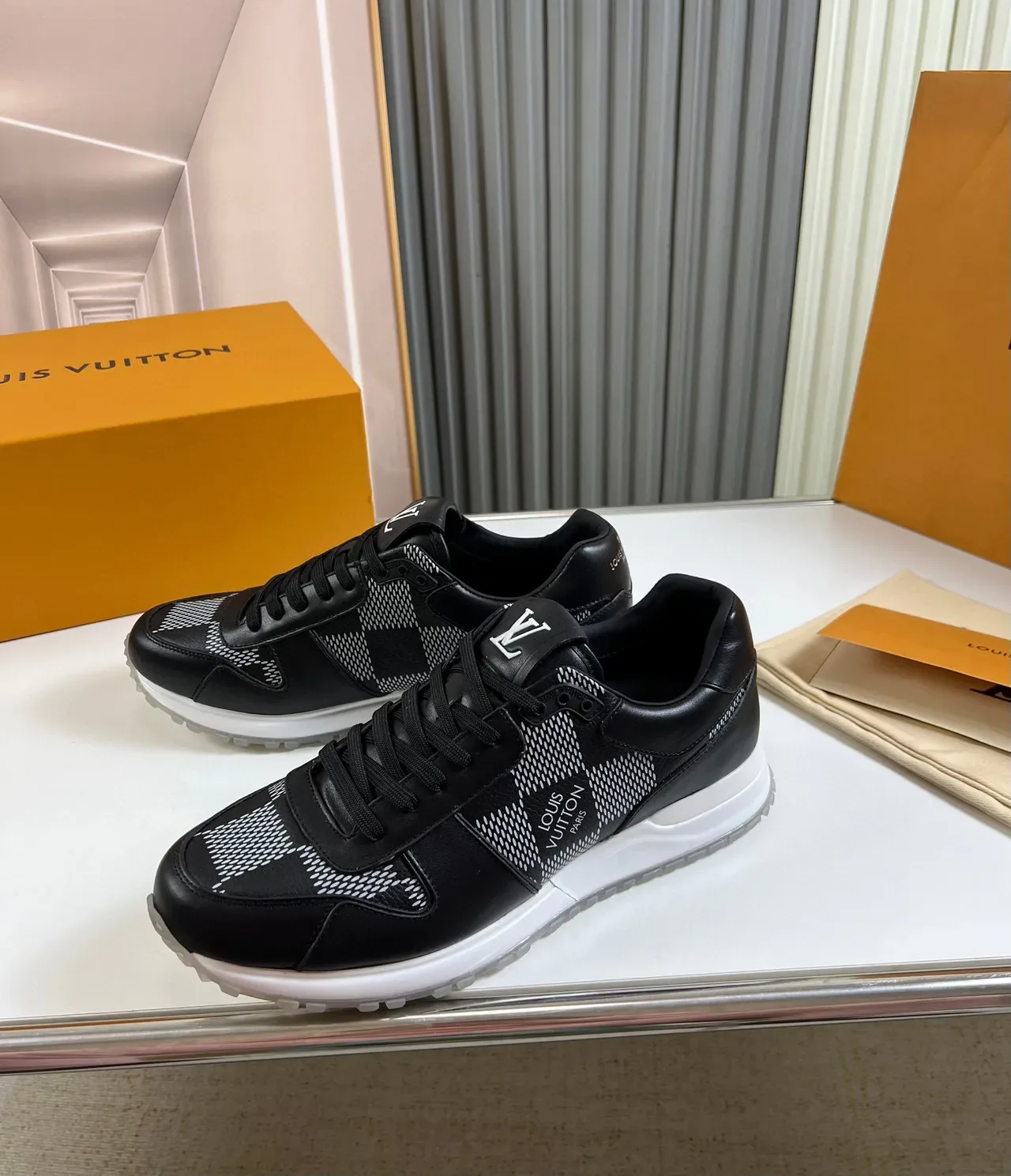 Louis Vuitton LV Trainer Preto Branco Couro e Tecido Técnico Parte Superior Sola Chunky Midsole Tênis Lifestyle 2