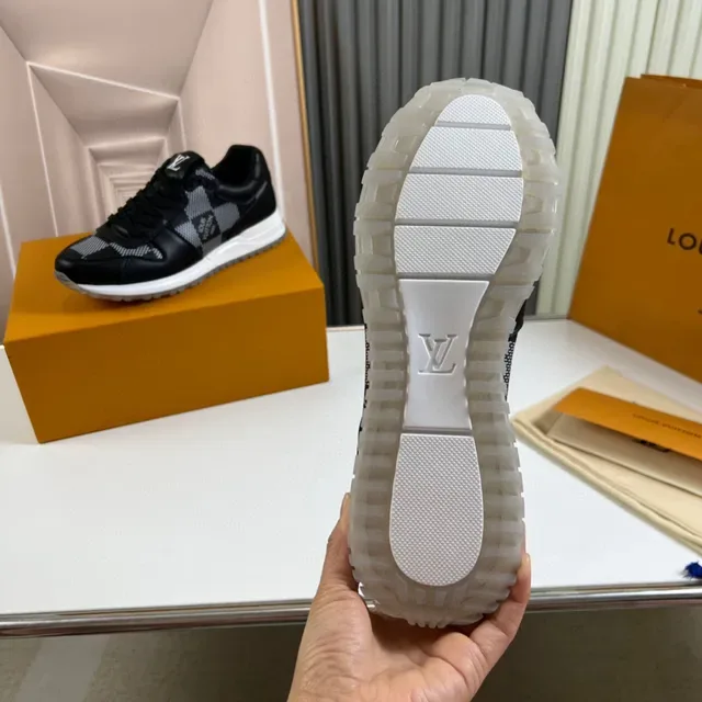 Louis Vuitton LV Trainer Preto Branco Couro e Tecido Técnico Parte Superior Sola Chunky Midsole Tênis Lifestyle 3