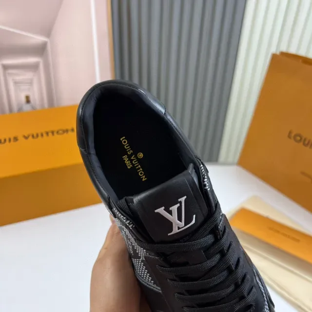 Louis Vuitton LV Trainer Preto Branco Couro e Tecido Técnico Parte Superior Sola Chunky Midsole Tênis Lifestyle 4