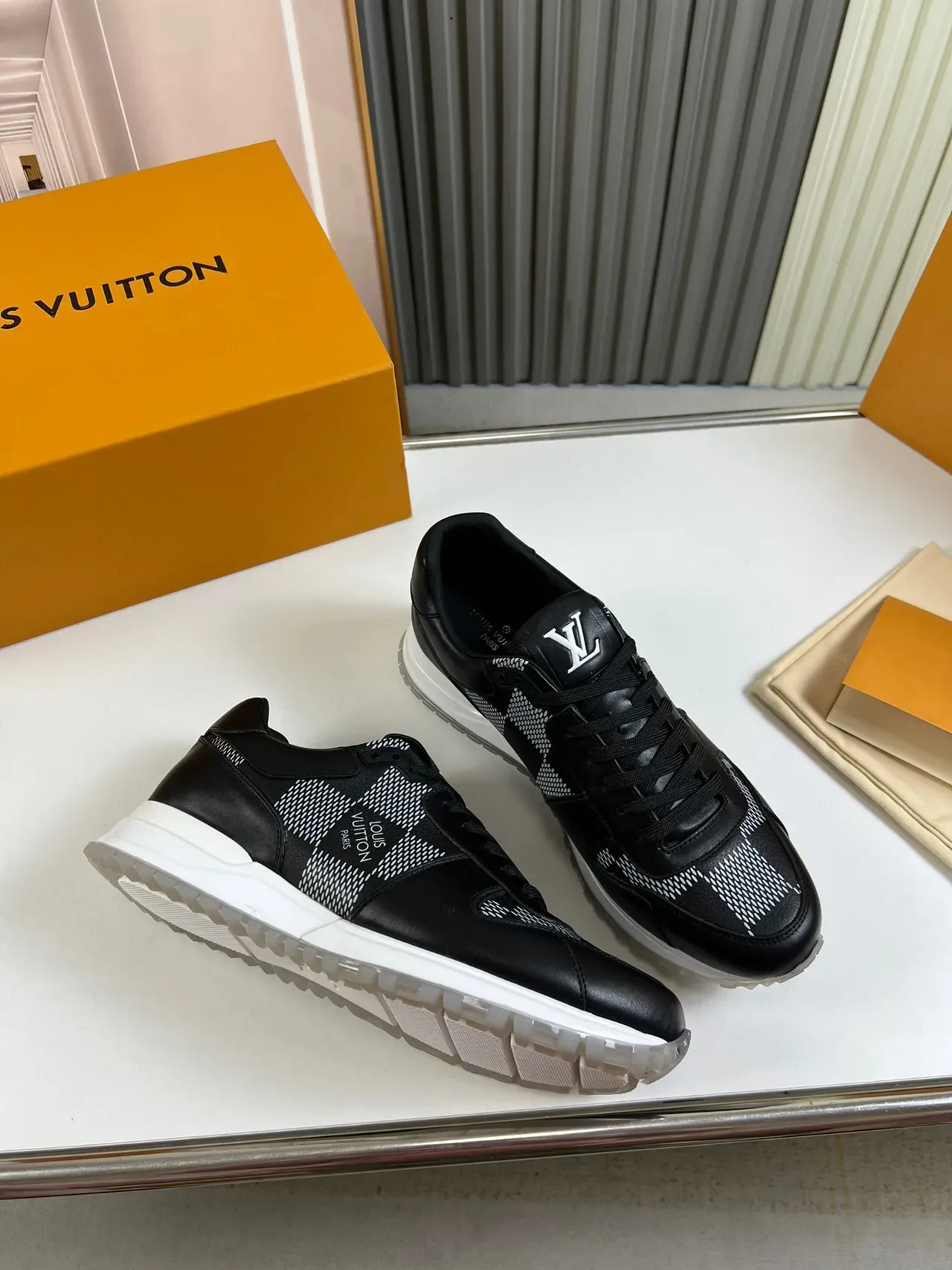 Louis Vuitton LV Trainer Preto Branco Couro e Tecido Técnico Parte Superior Sola Chunky Midsole Tênis Lifestyle 6