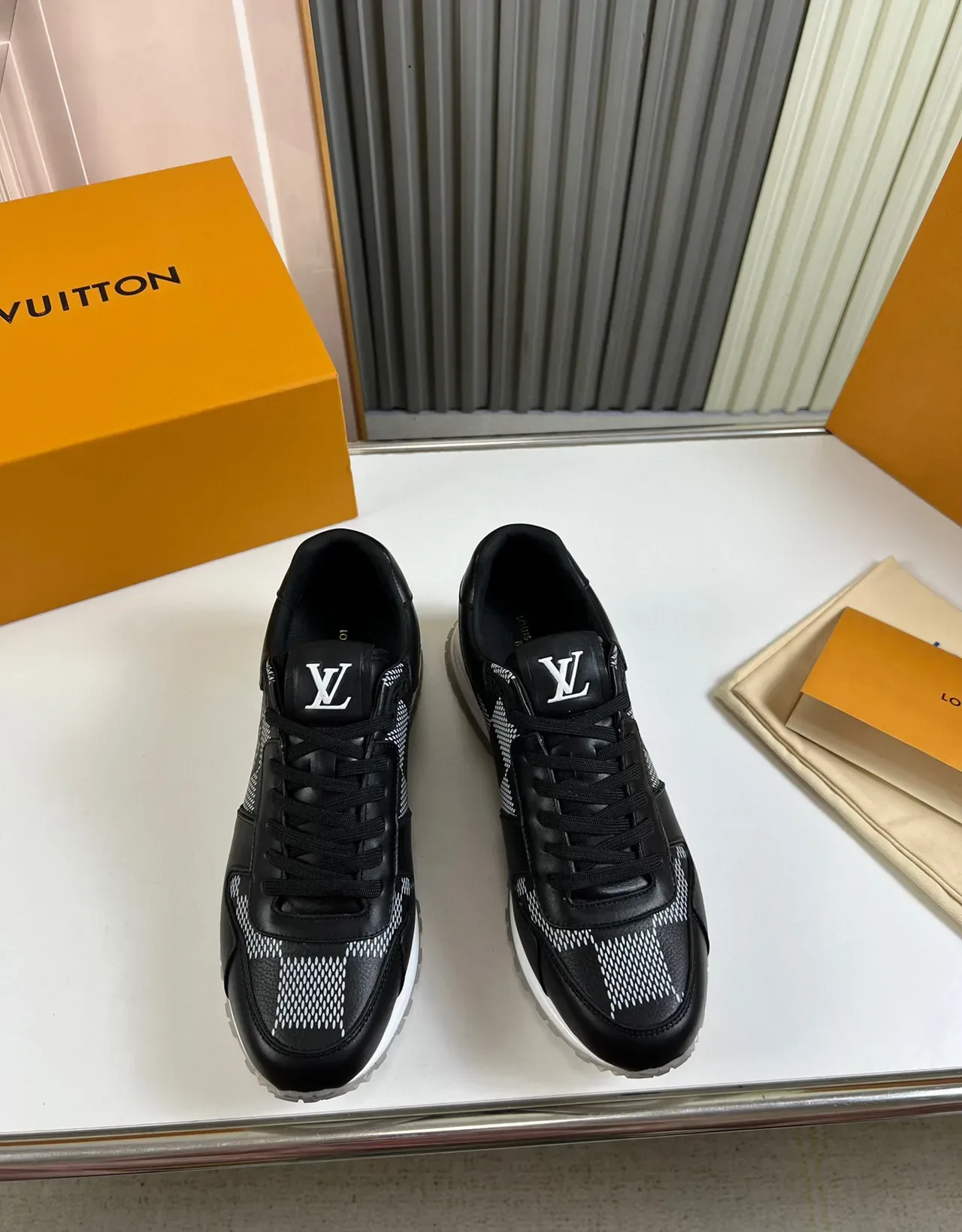 Louis Vuitton LV Trainer Preto Branco Couro e Tecido Técnico Parte Superior Sola Chunky Midsole Tênis Lifestyle 8