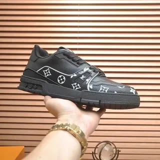 Louis Vuitton LV Trainer Negro Blanco Monogram-Print Cuero Detalle Correa Lateral Sneakers Lifestyle