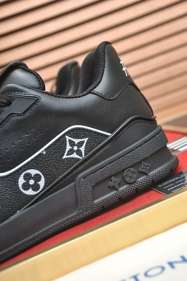 Louis Vuitton LV Trainer Negro Blanco Monogram-Print Cuero Detalle Correa Lateral Sneakers Lifestyle 2