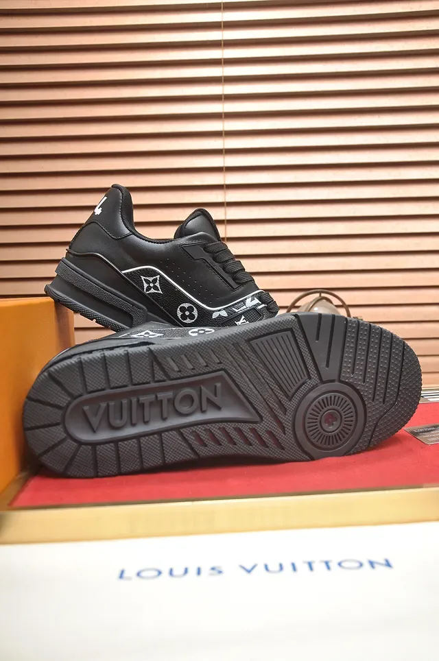 Louis Vuitton LV Trainer Negro Blanco Monogram-Print Cuero Detalle Correa Lateral Sneakers Lifestyle 3