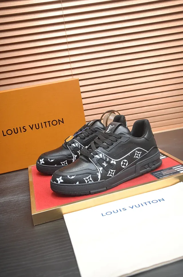 Louis Vuitton LV Trainer Negro Blanco Monogram-Print Cuero Detalle Correa Lateral Sneakers Lifestyle 4