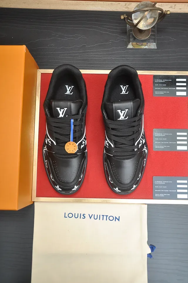 Louis Vuitton LV Trainer Negro Blanco Monogram-Print Cuero Detalle Correa Lateral Sneakers Lifestyle 5