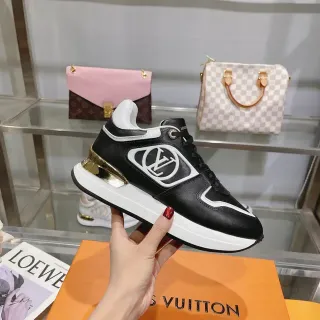 Louis Vuitton LV Trainer Zapatillas Negros y Blancos Panel Lateral Monogramado Acento Talón Dorado Lifestyle Sneakers