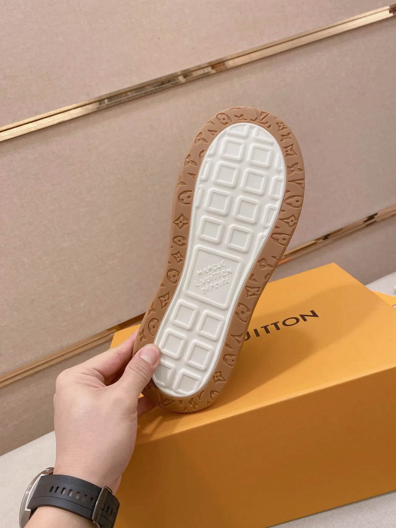 Louis Vuitton LV Trainer ग्रे बीज सूड ऊपर स्कल्प्टेड सफेद मिडसोल लाइफस्टाइल स्नीकर 2