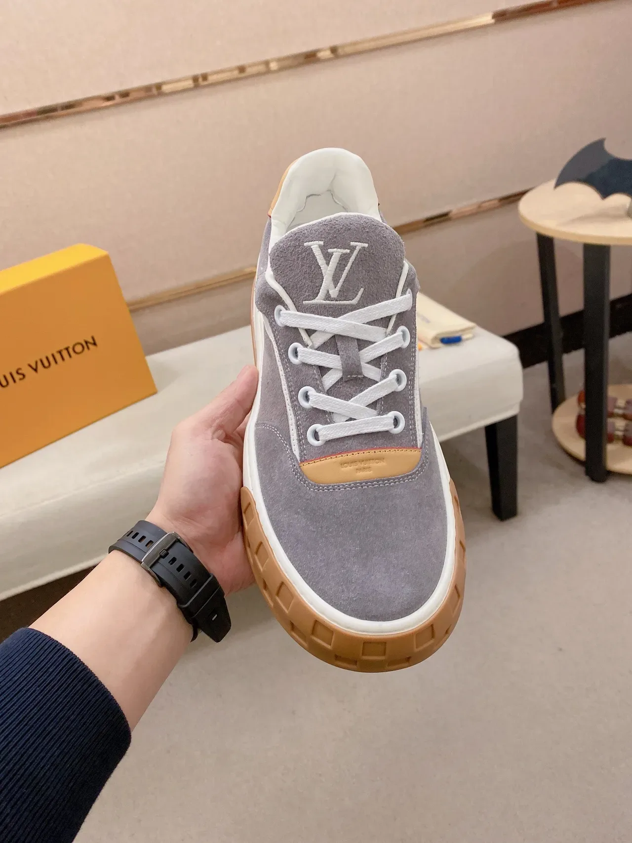 Louis Vuitton LV Trainer ग्रे बीज सूड ऊपर स्कल्प्टेड सफेद मिडसोल लाइफस्टाइल स्नीकर 3