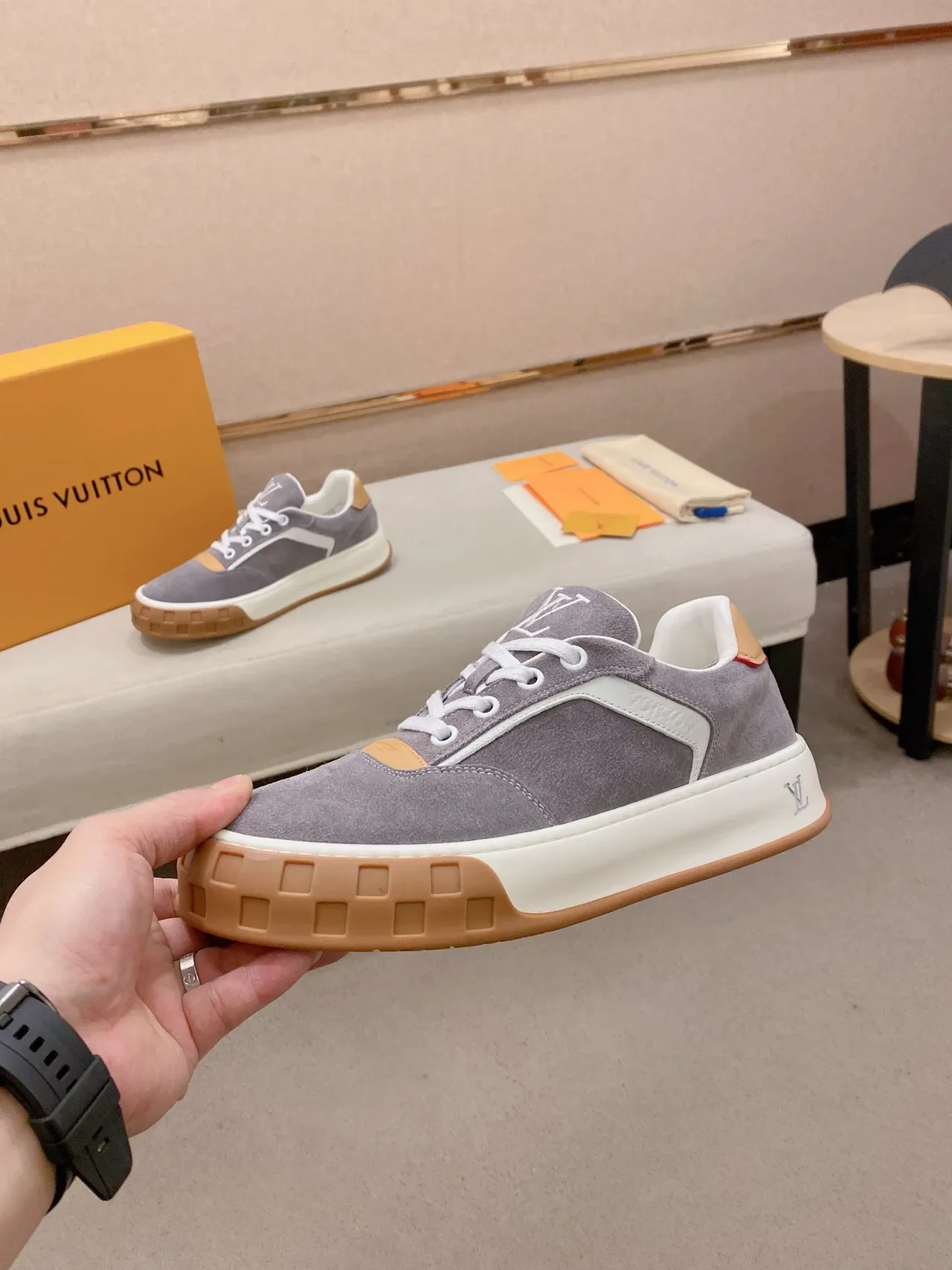 Louis Vuitton LV Trainer ग्रे बीज सूड ऊपर स्कल्प्टेड सफेद मिडसोल लाइफस्टाइल स्नीकर 4