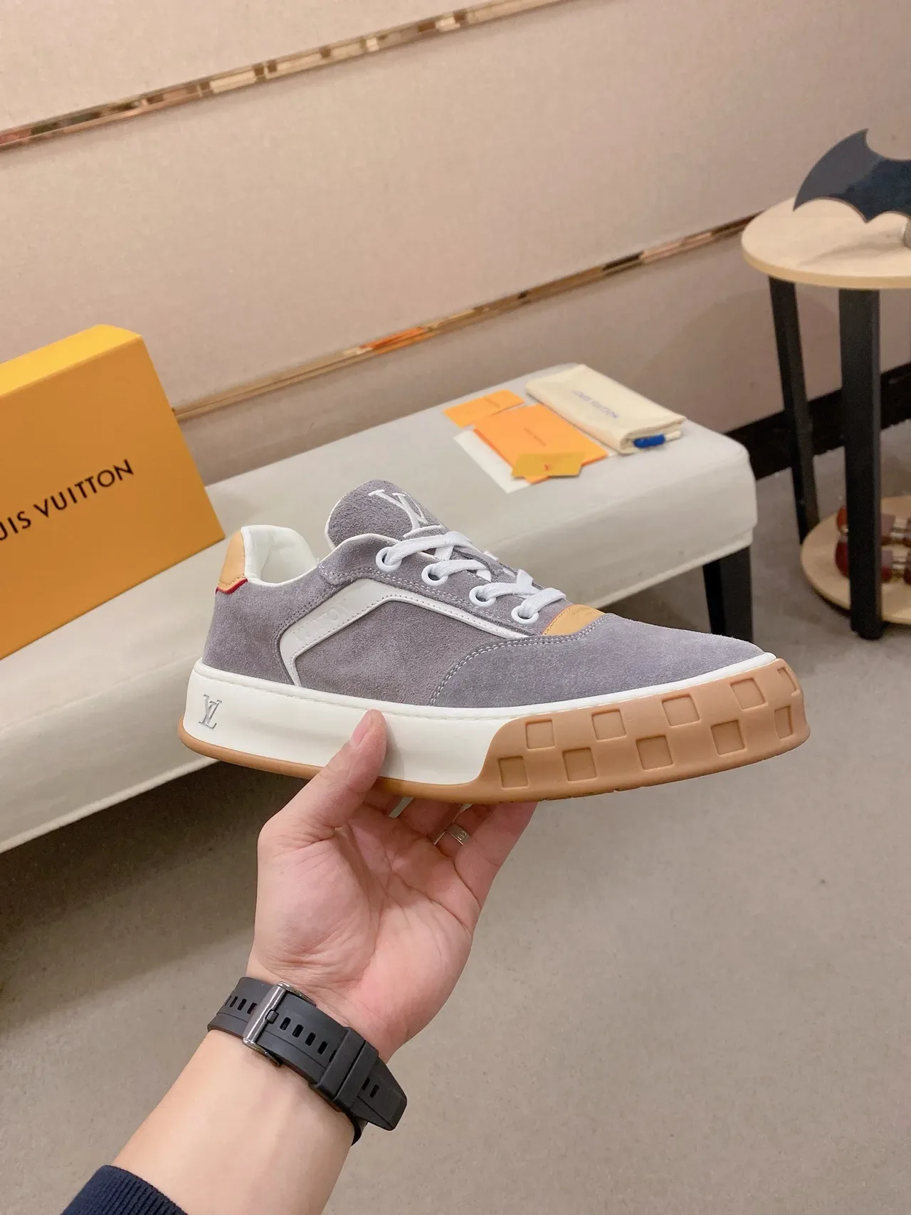 Louis Vuitton LV Trainer ग्रे बीज सूड ऊपर स्कल्प्टेड सफेद मिडसोल लाइफस्टाइल स्नीकर 5